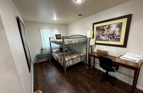 Crosstown Casa | Large Single Level 4 BR Near Zoo, Beale Street