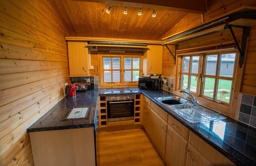 East Huntspill Cabina | Large Somerset lodge with access to adventure activities