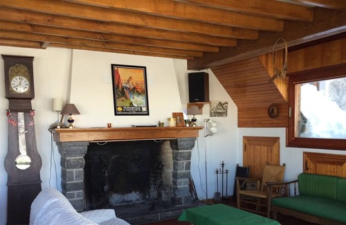 Eaux-Bonnes Chalet De Esquí | Large south-facing chalet with balcony facing the slopes