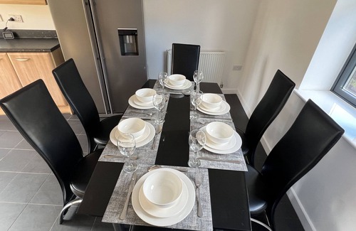 Newport Pagnell Casa | Large, spacious and cosy 5 bedroom house sleeps up to 9 guests.
