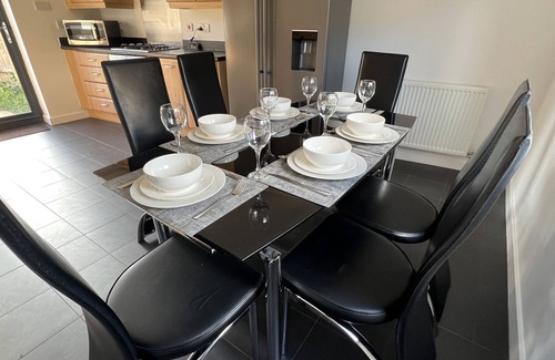 Newport Pagnell Casa | Large, spacious and cosy 5 bedroom house sleeps up to 9 guests.