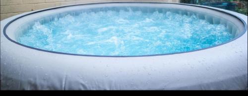 Little Hay Apartamento | Large spacious and spotless house with hot tub and snooker and table tennis NEC,JLR,Airport Sleeps 8