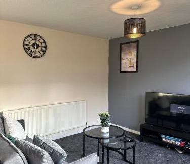 Little Hay Apartamento | Large spacious and spotless house with hot tub and snooker and table tennis NEC,JLR,Airport Sleeps 8