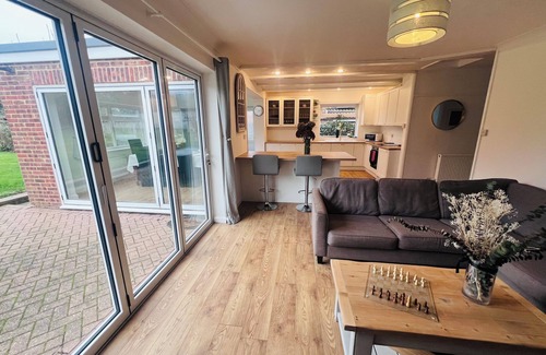 Swalecliffe Casa | Large spacious bungalow, parking for 4 cars, pets welcome!