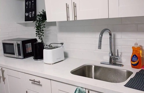 South London Casa | Large, Spacious Home in Wortley, London Ontario, Close to Bus Route and Downtown