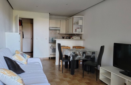 Antibes Apartamento | Large studio 4 people quiet residence with swimming pool