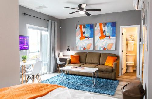 University Heights Apartamento | Large-studio-balcony-desk-ac-full-kitchen