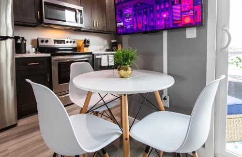 University Heights Apartamento | Large-studio-balcony-desk-ac-full-kitchen