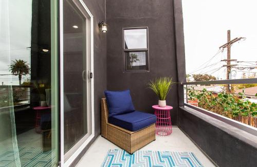 University Heights Apartamento | Large-studio-balcony-desk-ac-full-kitchen