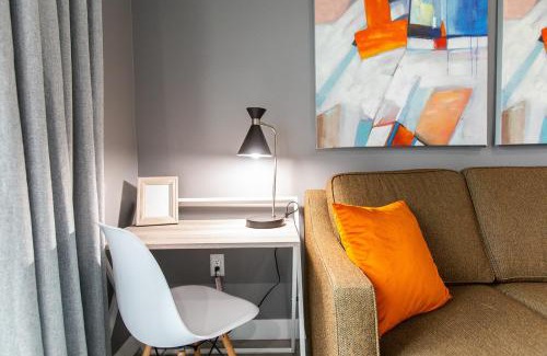 University Heights Apartamento | Large-studio-balcony-desk-ac-full-kitchen