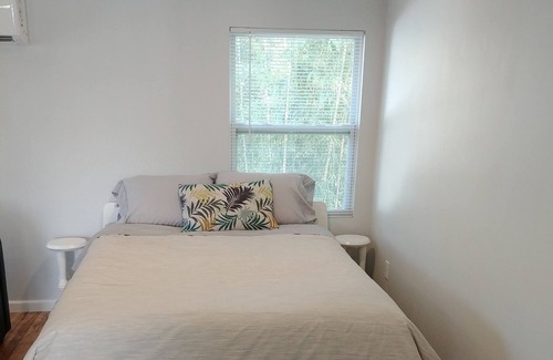 Neptune Beach Apartamento | Large studio guest cottage 1.5 blocks from ocean