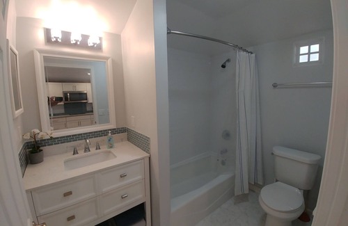 Neptune Beach Apartamento | Large studio guest cottage 1.5 blocks from ocean