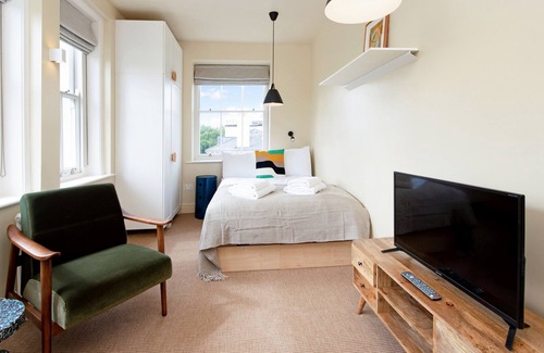 Camden Town with Primrose Hill Apartamento | Large Studio in Heritage Building Near Camden