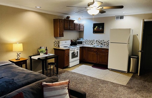 Roseville Apartamento | Large studio: King bed, Full kitchen