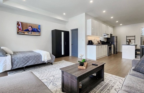 Alderwood Casa | Large studio with parking, 15 min to Downtown and Airport