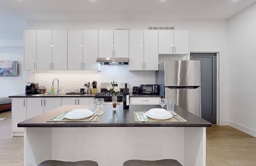 Alderwood Casa | Large studio with parking, 15 min to Downtown and Airport