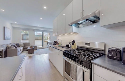 Alderwood Casa | Large studio with parking, 15 min to Downtown and Airport