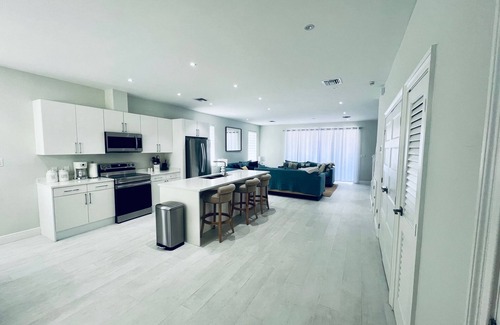 Nassau Villa | Large Stunning Townhome in Beautiful Bahamas - 2 Mins to the Beach!