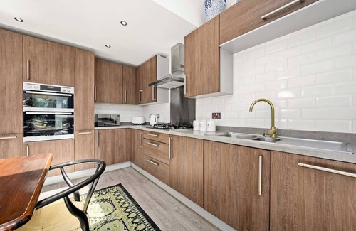 Salford Casa | ★ Elegante y nuevo ★ por C Center & concert Arena ★ Estacionamiento privado ★ 5 dormitorios 3 baños