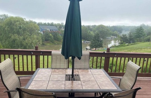 Athens Casa | Large & Sunny Lakefront Home near Ski Resorts