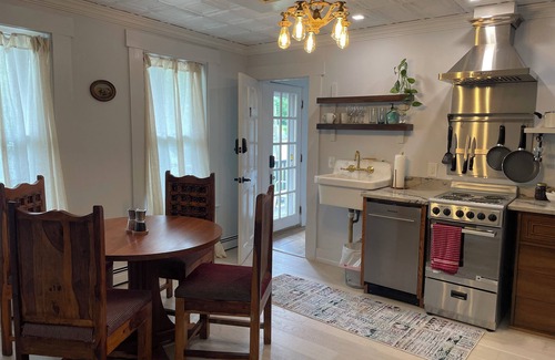 Sunapee Apartamento | Large Sunny Main Floor Historic Apartment