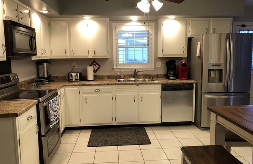 Ellendale Casa | Large Very Quiet 5 BR, 2.5 Bath, 8 beds with King Next to Germantown