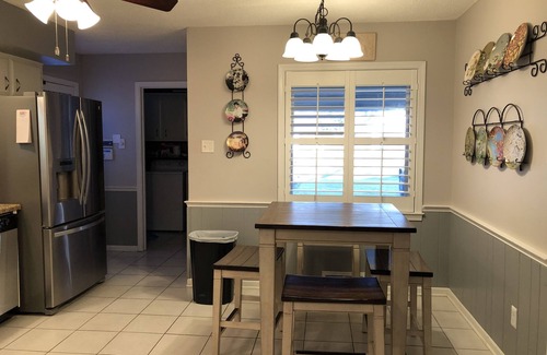 Ellendale Casa | Large Very Quiet 5 BR, 2.5 Bath, 8 beds with King Next to Germantown