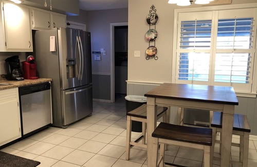 Ellendale Casa | Large Very Quiet 5 BR, 2.5 Bath, 8 beds with King Next to Germantown