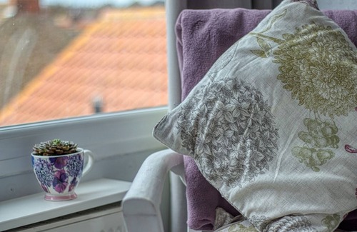 Gorleston-on-Sea Casa | Large Victorian family home, hot tub, 5 min walk to beach, pets, sleeps 11, BBQ