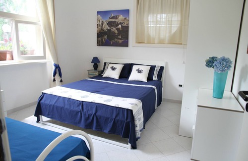 Marina Serra Villa | Gran villa junto al mar, con terraza, jardín y bosque de pinos. Villa frente al mar.