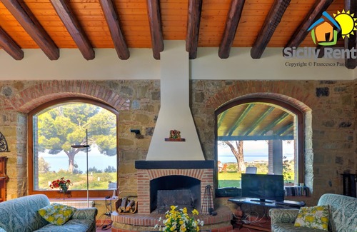 Acquedolci Villa | Gran casa de campo con vistas al archipiélago eólico