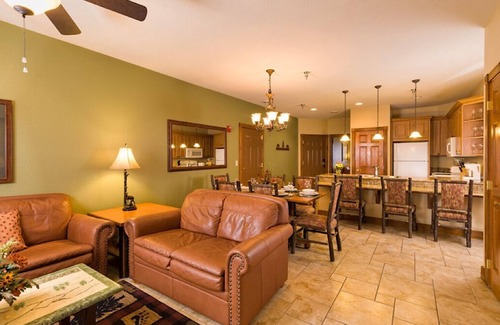 Gatlinburg Complejo | Large villa with full kitchen - indoor waterpark included!