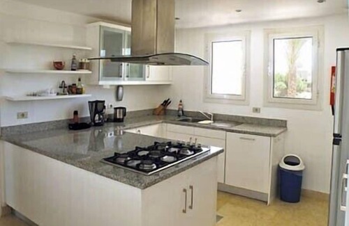 El Gouna Villa | Gran villa con piscina climatizada directamente en la playa de la laguna con embarcadero privado