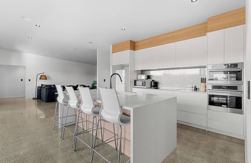 Mangawhai Heads Casa | Large Waterfront Mangawhai Holiday Home Enjoy the Beaches