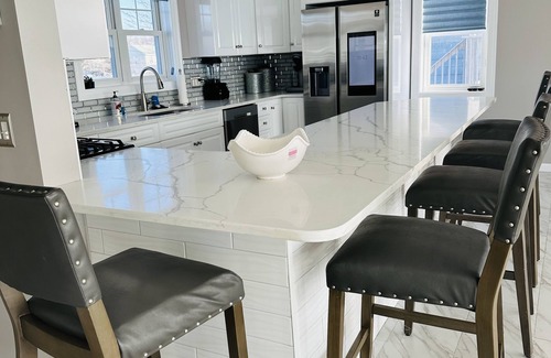 East Haven Casa | Large Waterfront Modern Beach House