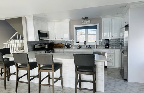 East Haven Casa | Large Waterfront Modern Beach House