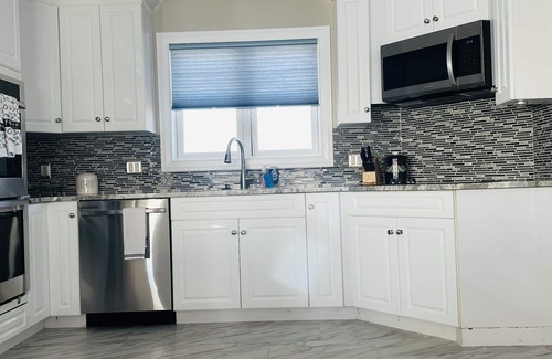East Haven Casa | Large Waterfront Modern Beach House