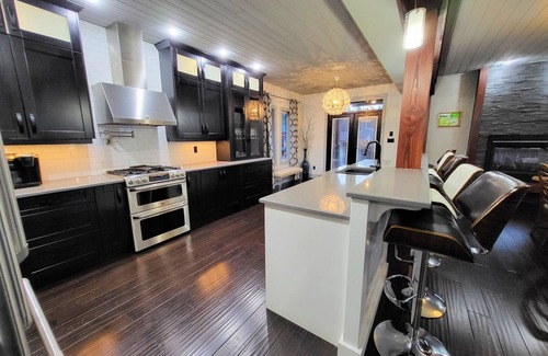 Courtenay Casa | Large west coast home near the seaside