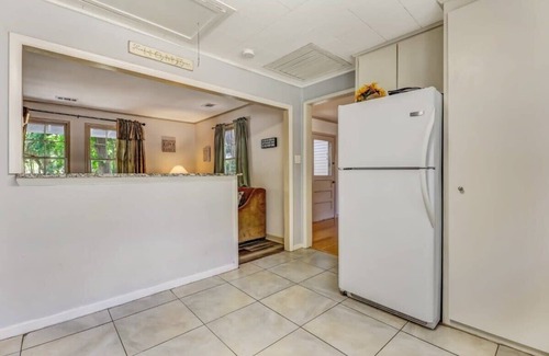 Isle of Hope Historic District Casa | Large Yard & Island Feel - Happy on Hope Isle