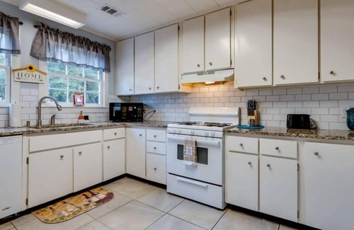 Isle of Hope Historic District Casa | Large Yard & Island Feel - Happy on Hope Isle