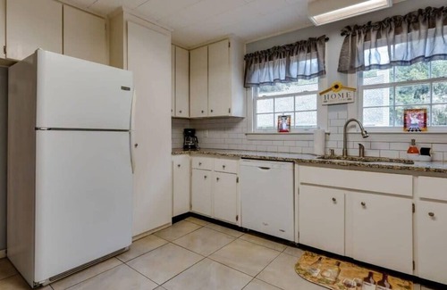 Isle of Hope Historic District Casa | Large Yard & Island Feel - Happy on Hope Isle