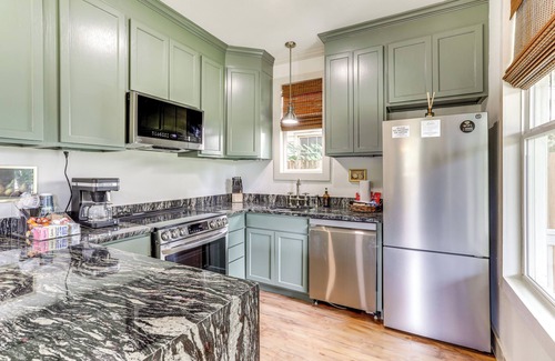 South Baton Rouge Casa | Large Yard: 'Pascagoula Peach' Home in Baton Rouge