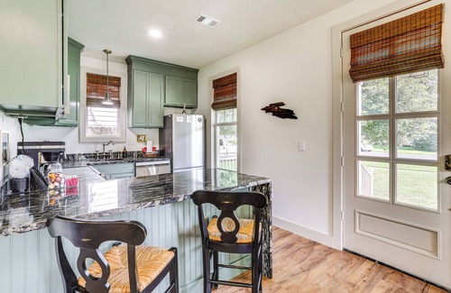 South Baton Rouge Casa | Large Yard: 'Pascagoula Peach' Home in Baton Rouge
