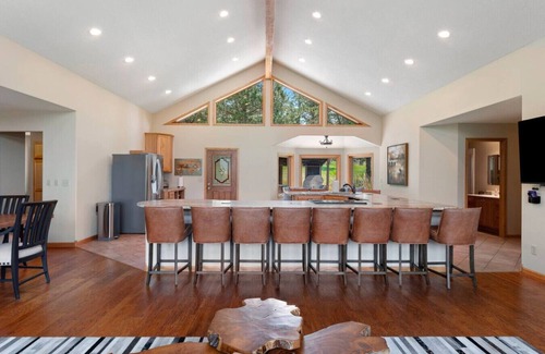 Custer Casa | Largest Custer Lodge-Sleeps 22