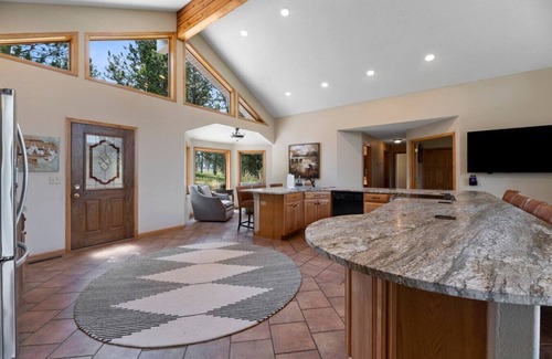 Custer Casa | Largest Custer Lodge-Sleeps 22