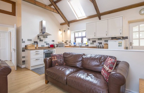 Bosherston Cabaña | Lark View, Holiday Cottage Bosherston, Sleeps 4, 2 bedrooms, bathrooms