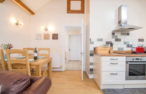 Bosherston Cabaña | Lark View, Holiday Cottage Bosherston, Sleeps 4, 2 bedrooms, bathrooms