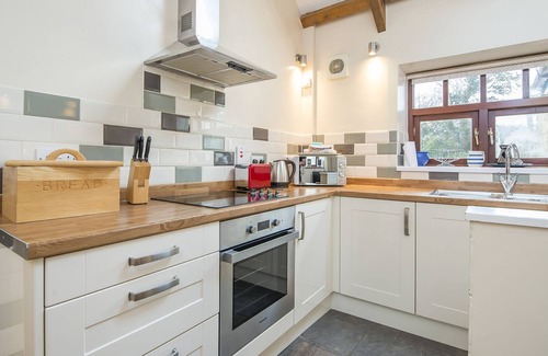 Bosherston Cabaña | Lark View, Holiday Cottage Bosherston, Sleeps 4, 2 bedrooms, bathrooms
