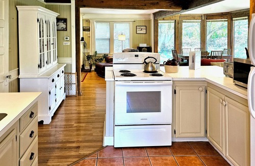 Methow Valley Casa | Larksong Cabin, Formerly "Cute Cabin"-Dog friendly and Close to Ski Trails !