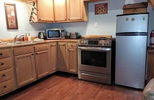 Stanton Cabina | Larkspur Cabin with Hot Tub near Red River Gorge